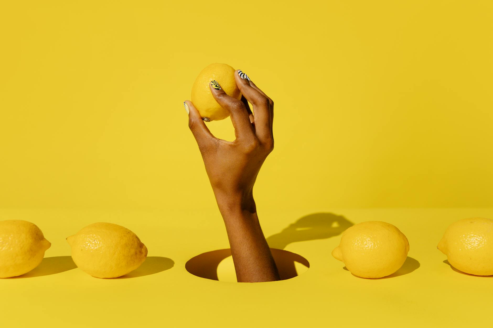 Vibrador de silicona amarilla rodeado de plátanos sobre fondo amarillo, representando herramientas para reconstruir el placer lentamente
